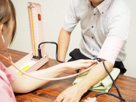 バイタルチェックの一つ血圧測定の様子