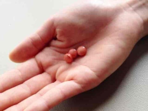 高齢者に下剤を渡す画像