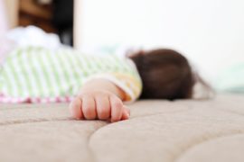 1歳になるまでは、寝かせる時はうつぶせ寝でなくあおむけに