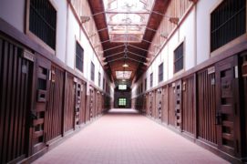 介護施設・老人ホームが刑務所みたいだと言われる