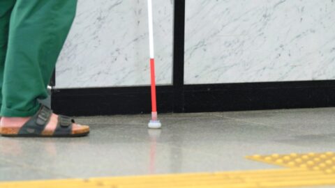視覚障害者への支援|同行援護・歩行訓練・住まい・仕事と費用のしくみ